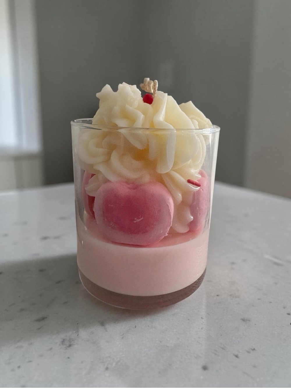 Apple 16 oz vanilla cake pop with very vanilla fragrance candle